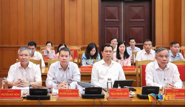Lãnh đạo HĐND, UBND thành phố và các đại biểu dự hội nghị. Ảnh: NGỌC PHÚ