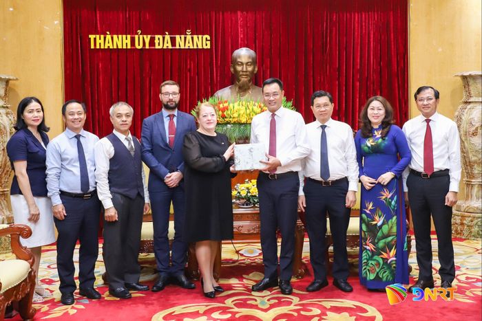 Bí thư Thành ủy Lê Ngọc Quang tặng quà Tổng Lãnh sự Maria Mizonova Georgievna. Ảnh: NGỌC PHÚ