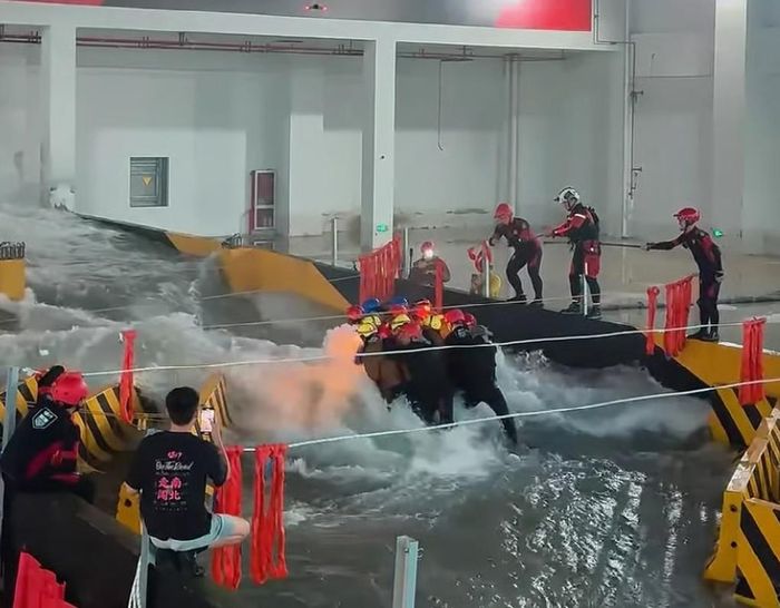 Các trung tâm trải nghiệm tạo không gian an toàn để người tham gia đối mặt với những tình huống thiên tai có thể đe dọa tính mạng, đồng thời học các kỹ năng sinh tồn cần thiết. Ảnh: QQ.com