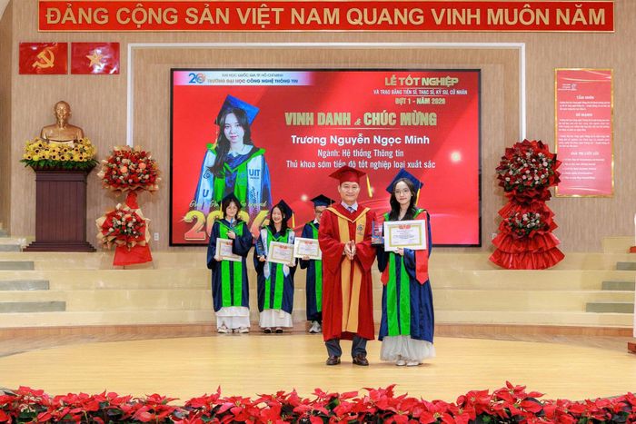 Ngọc Minh đạt danh hiệu thủ khoa đầu ra ngành Hệ thống Thông tin. Ảnh do nhân vật cung cấp