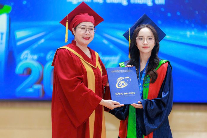 Trương Nguyễn Ngọc Minh chủ động theo dõi chương trình đào tạo, xem trước bài giảng, tự tìm hiểu những nội dung chưa rõ và sắp xếp thời gian học tập hợp lý để tốt nghiệp xuất sắc sớm tiến độ. Ảnh do nhân vật cung cấp