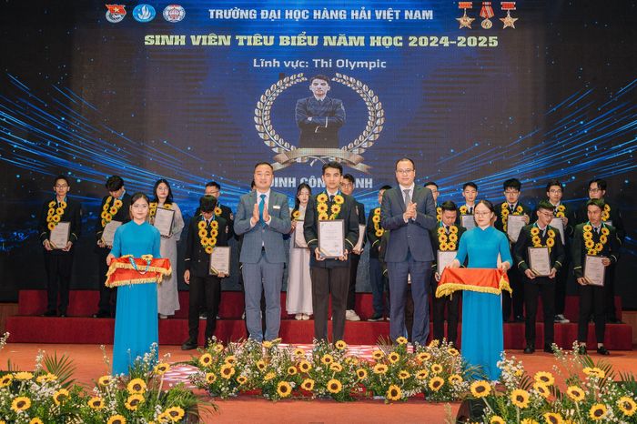 Không đủ điều kiện theo học Quân y, Đinh Công Danh tiếp tục nỗ lực chinh phục tri thức và được vinh danh Sinh viên tiêu biểu năm học 2024 - 2025. Ảnh do nhân vật cung cấp