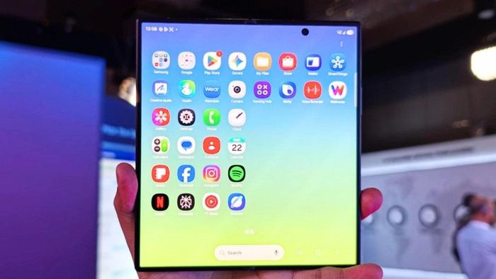 Tấm nền bên trong của Galaxy Z Fold8 Ultra có mức giá thay thế lên tới 16.3 triệu đồng