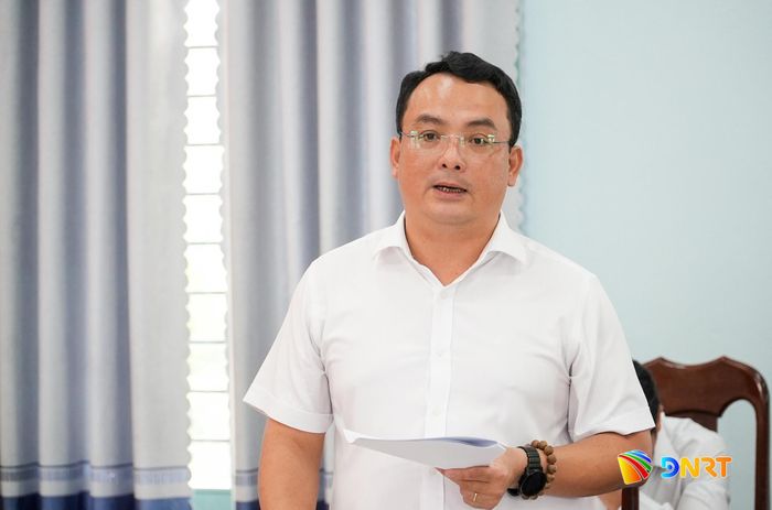 Bí thư Đảng ủy xã Thạnh Bình Trần Ngọc Tài phát biểu tại buổi làm việc. Ảnh: HỒ QUÂN