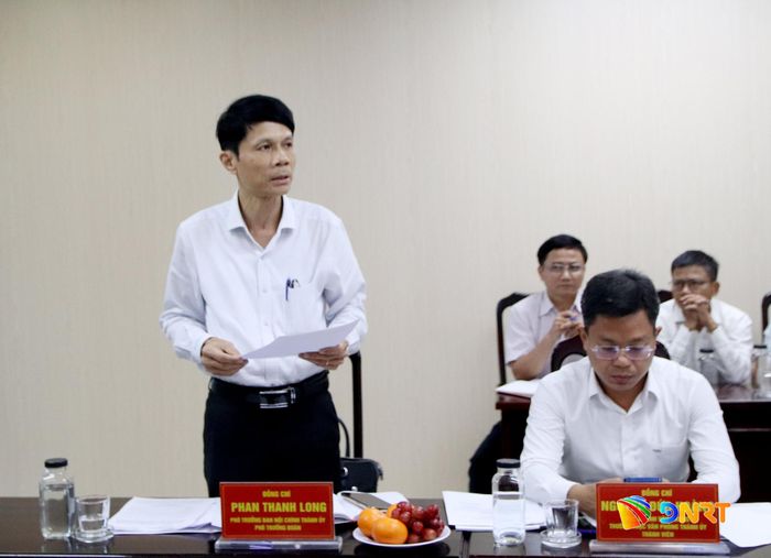 Phó Trưởng ban Nội chính Thành ủy Phan Thanh Long công bố quyết định, kế hoạch giám sát. Ảnh: TRỌNG HUY