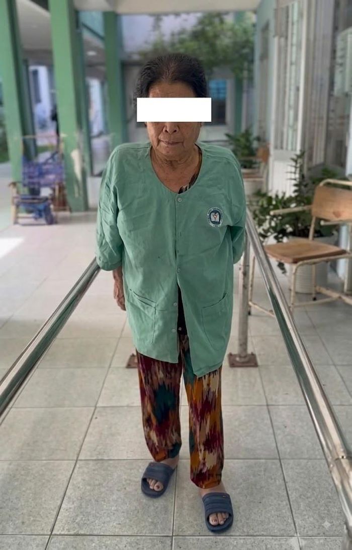 Bệnh nhân tập đi tại bệnh viện sau ca phẫu thuật. Ảnh: BVCC