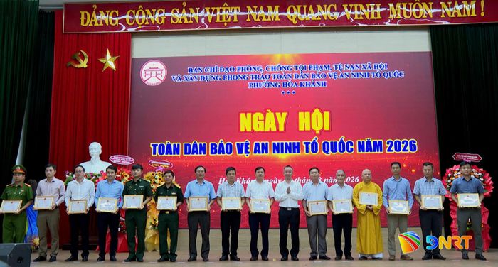 Lãnh đạo phường Hòa Khánh khen thưởng 15 tập thể và 20 cá nhân có những đóng góp tích cực trong phong trào toàn dân bảo vệ an ninh Tổ quốc. Ảnh: QUANG THẮNG
