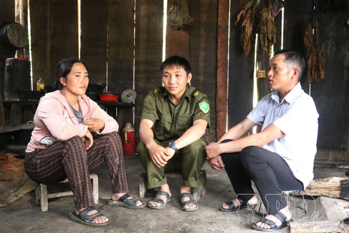 Ông Vàng A Tủa (ngoài cùng bên phải), Trưởng bản Trống Dình, tuyên truyền phổ biến pháp luật cho người dân. 