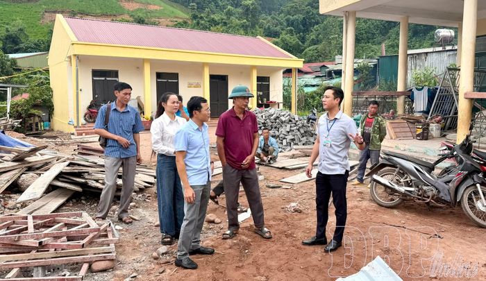 Lãnh đạo Đảng ủy, UBND cùng cán bộ chuyên môn xã Sín Thầu kiểm tra, nắm bắt tình hình thi công các công trình phúc lợi trên địa bàn.