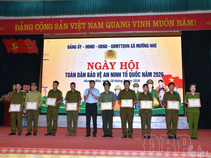 Lãnh đạo xã Mường Nhé tặng Giấy khen cho các cá nhân có thành tích trong phong trào toàn dân bảo vệ ANTQ năm 2026 và có thành tích trong tổ chức và tham gia hội thi lực lượng tham gia bảo vệ ANTT ở cơ sở giỏi tỉnh Điện Biên lần thứ nhất - Cụm thi số 1.