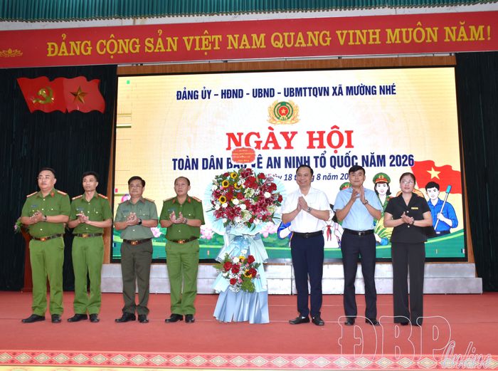 Lãnh đạo xã Mường Nhé tặng hoa chúc mừng Ngày hội.