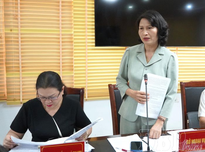Lãnh đạo Sở Ngoại vụ đóng góp ý kiến tại cuộc họp.