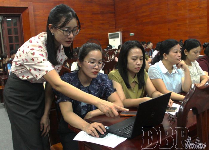 Báo cáo viên hướng dẫn xây dựng danh mục hồ sơ, xác định thời hạn bảo quản hồ sơ, tài liệu cho các đại biểu