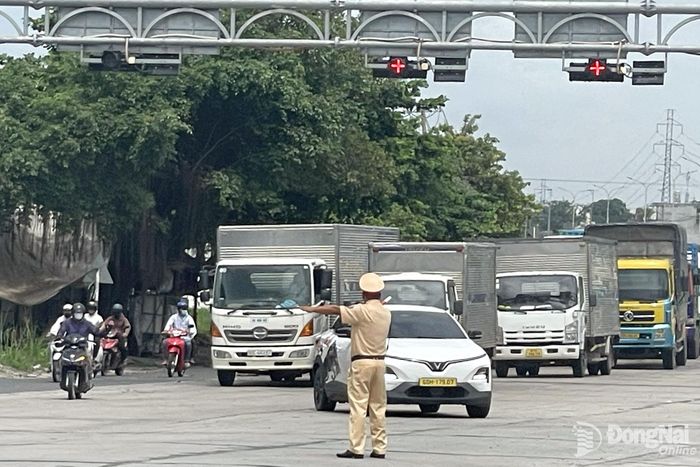 Lực lượng công an Trạm Cảnh sát giao thông ngã ba Thái Lan điều tiết các phương tiện trên quốc lộ 51.