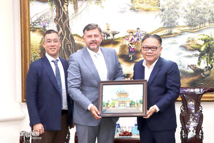 Ủy viên Ban Thường vụ Thành ủy, Phó Chủ tịch Thường trực UBND thành phố Nguyễn Kim Long tặng quà lưu niệm cho đoàn công tác của Tập đoàn Central Retail Việt Nam - đơn vị bán lẻ hàng đầu tại Thái Lan.