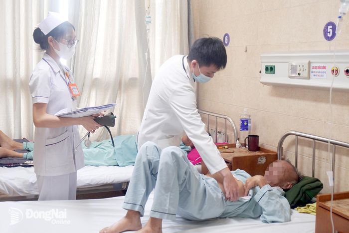 Bác sĩ Bệnh viện Đa khoa Đồng Nai thăm khám cho bệnh nhân bị xơ gan nặng do lạm dụng rượu, bia.