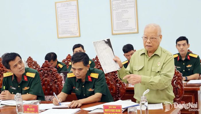 Thiếu tướng Nguyễn Ngọc Doanh, cựu chiến binh Sư đoàn 7 trao đổi tại hội thảo. Ảnh: Nguyệt Hà