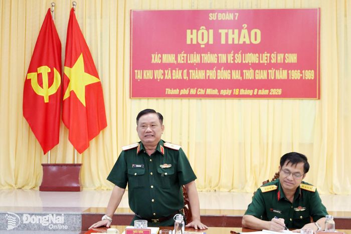 Thiếu tướng Trần Chí Tâm, Ủy viên Thường vụ Đảng ủy, Phó Chính ủy, Trưởng ban Chỉ đạo tìm kiếm, quy tập và xác định danh tính hài cốt liệt sĩ Quân khu 7 phát biểu chỉ đạo tại hội thảo. Ảnh: Nguyệt Hà