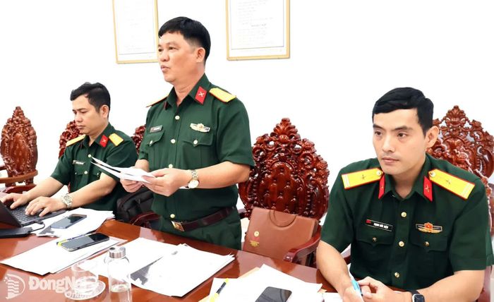 Thượng tá Tống Ngọc Trường, đại diện Đội K72, Bộ Chỉ huy Quân sự thành phố Đồng Nai cung cấp quá trình tìm kiếm tại khu vực Đăk Ơ và Bù Gia Mập. Ảnh: Nguyệt Hà