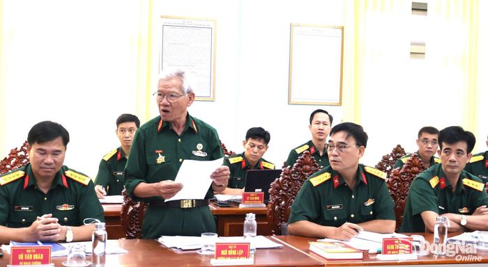 Đại tá Ngô Hồng Lập, Trưởng ban Liên lạc cựu chiến binh Sư đoàn 7 cung cấp một số thông tin tại hội thảo. Ảnh: Nguyệt Hà