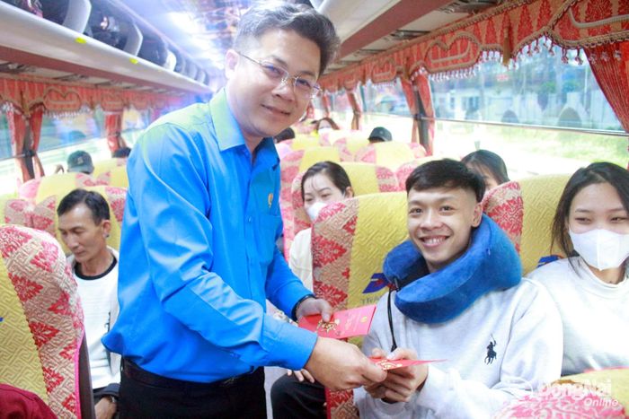 Phó Chủ tịch Liên đoàn Lao động thành phố Đồng Nai Đào Minh Tân tiễn công nhân về quê đón tết Nguyên đán năm 2026. Ảnh: N.Hòa