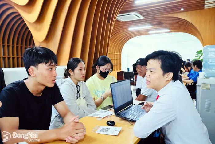 Sinh viên nghe chuyên viên tuyển sinh hỗ trợ quy trình nhập học. Ảnh: Công Nghĩa