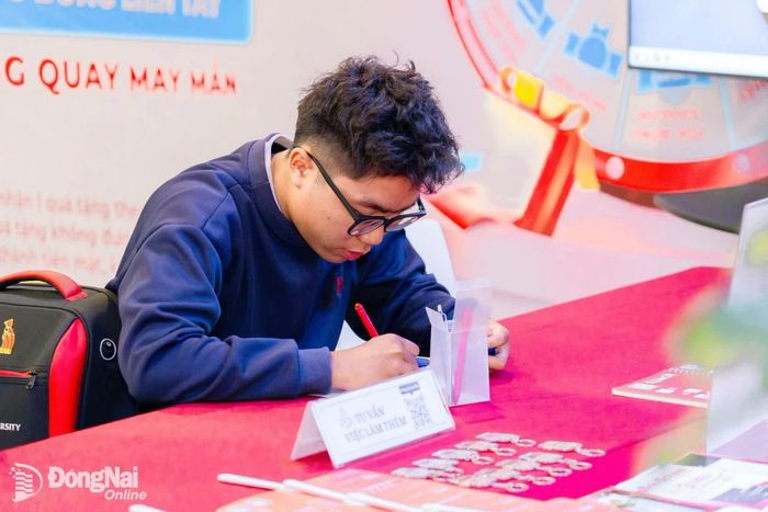 Tân sinh viên đăng ký nhu cầu việc làm thêm ngay sau khi nhập học. Ảnh: Công Nghĩa