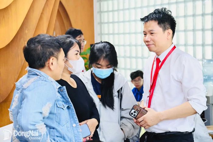 Tiến sĩ Nguyễn Văn Huy, Giám đốc Trung tâm Tuyển sinh Trường đại học Công nghệ Đồng Nai chia sẻ với phụ huynh những lo lắng ban đầu khi sinh viên xa nhà, bắt đầu hành trình học tập mới. Ảnh: Công Nghĩa