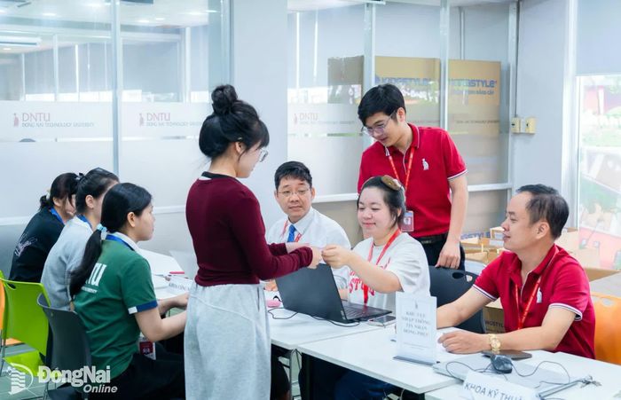 Tân sinh viên ngành kỹ thuật đăng ký số đo đồng phục. Ảnh: Công Nghĩa 