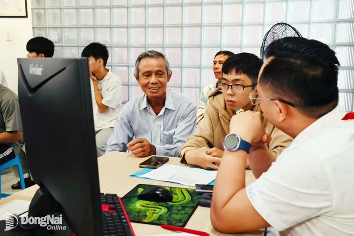 Chuyên viên tuyển sinh của nhà trường tư vấn cho phụ huynh về môi trường học tập tại Trường đại học Công nghệ Đồng Nai. Ảnh: Công Nghĩa