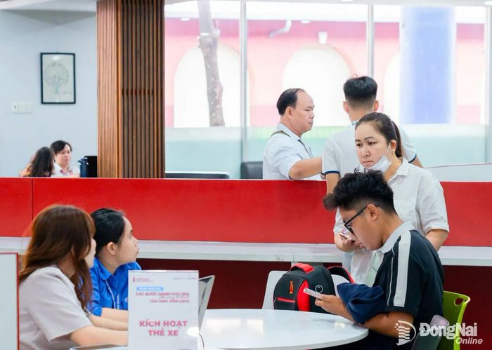 Nhà trường hỗ trợ tân sinh viên kích hoạt thẻ xe để giúp sinh viên thuận tiện trong quá trình học tập tại trường, đồng thời đảm bảo an toàn tài sản. Ảnh: Công Nghĩa 