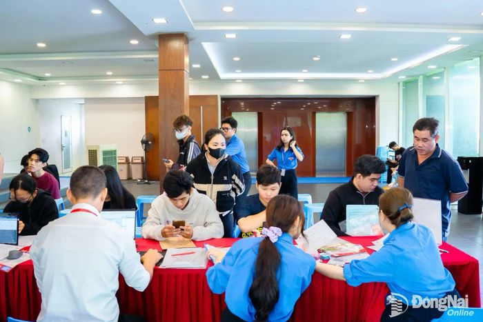 Đoàn thanh niên Trường đại học Công nghệ Đồng Nai thực hiện quy trình tiếp nhận sinh hoạt Đoàn của tân sinh viên. Ảnh: Công Nghĩa