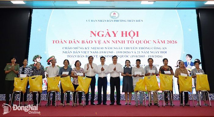 Lãnh đạo phường Trấn Biên tặng quà cho các gia đình có hoàn cảnh khó khăn trên địa bàn. Ảnh: Thùy Anh