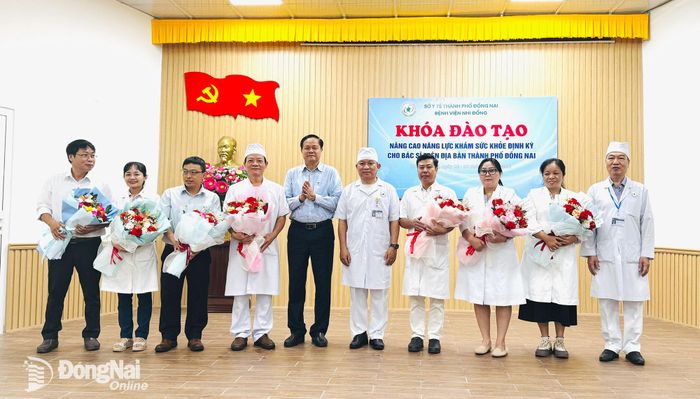 Lãnh đạo Sở Y tế và Bệnh viện Nhi đồng Đồng Nai tặng hoa cho các báo cáo viên tham gia đào tạo. Ảnh: Hạnh Dung