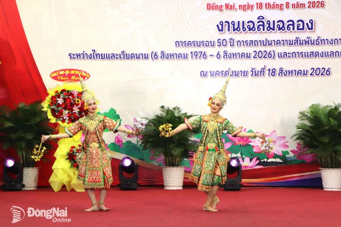 Các nghệ sĩ Thái Lan biểu diễn tiết mục nghệ thuật truyền thống. Ảnh: Ngọc Liên