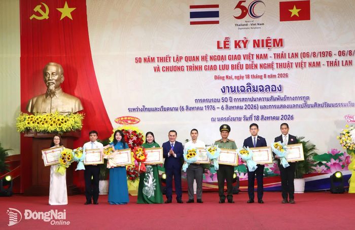 Ủy viên Ban Thường vụ Thành ủy, Phó Chủ tịch UBND thành phố Đồng Nai Lê Trường Sơn trao bằng khen của UBND thành phố cho các tập thể. Ảnh: Ngọc Liên