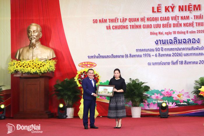 Ủy viên Ban Thường vụ Thành ủy, Phó Chủ tịch UBND thành phố Đồng Nai Lê Trường Sơn tặng quà lưu niệm bà Wiraka Moodhitaporn, Tổng Lãnh sự Thái Lan tại Thành phố Hồ Chí Minh. Ảnh: Ngọc Liên