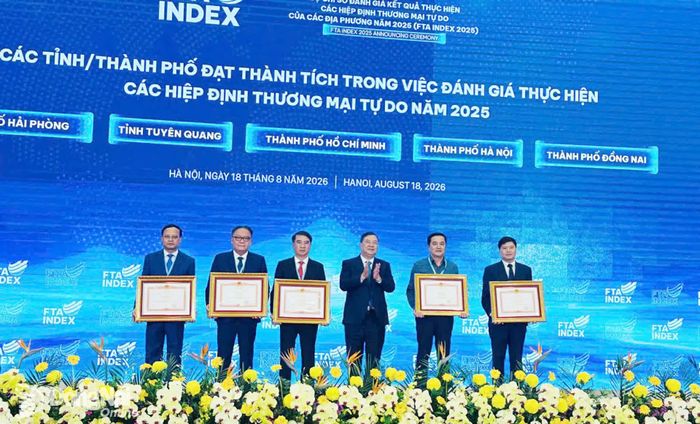 Ủy viên Bộ Chính trị, Phó Thủ tướng Thường trực Chính phủ Phạm Gia Túc trao Bằng khen của Thủ tướng Chính phủ cho đại diện các tỉnh, thành phố đạt thành tích trong việc đánh giá thực hiện các hiệp định thương mại tự do năm 2025. Ảnh: CTV