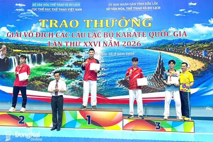 Vận động viên Nguyễn Anh Minh (thành phố Đồng Nai 1) giành huy chương vàng hạng cân trên 60kg cá nhân nam lứa tuổi 12-14 nội dung kumite. Ảnh: ĐVCC