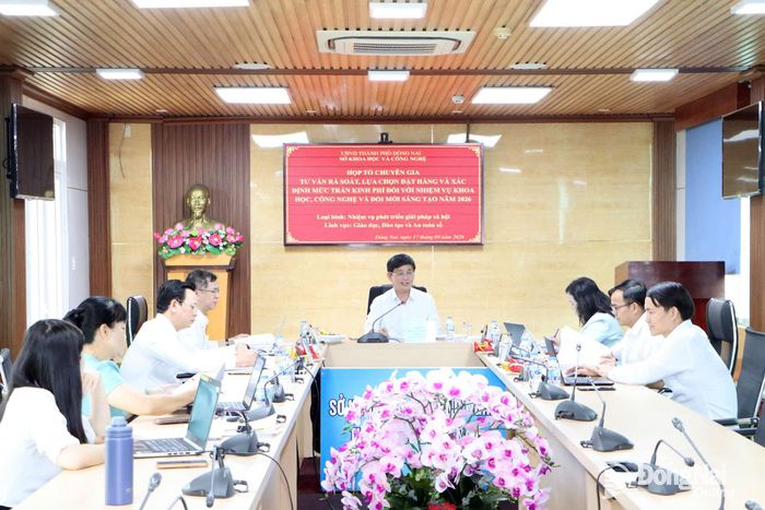 PGS.TS Lâm Thành Hiển, Hiệu trưởng Trường đại học Lạc Hồng, Tổ trưởng Tổ Chuyên gia tư vấn nhiệm vụ khoa học, công nghệ và đổi mới sáng tạo đối với lĩnh vực giáo dục, đào tạo và an toàn số chia sẻ tại cuộc họp. Ảnh: Thanh Cảnh