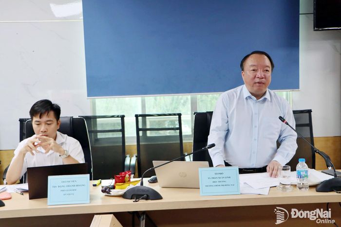 Tiến sĩ Phan Xuân Linh, Hiệu trưởng Trường Chính trị thành phố Đồng Nai phát biểu tại cuộc họp. Ảnh: Thanh Cảnh