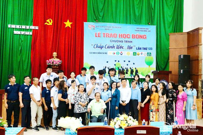 Nụ cười rạng rỡ chính là minh chứng cho sức mạnh của lòng nhân ái, thắp sáng tương lai cho tân sinh viên nghèo hiếu học. Ảnh: Thu Hiền
