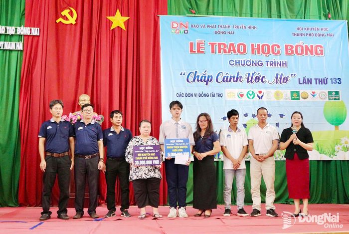 Vượt hàng trăm cây số từ xã Bom Bo (thành phố Đồng Nai), các thành viên của Nhóm thiện nguyện Vườn ươm đã có mặt tại chương trình, trao tận tay món quà tiếp sức quý báu cho tân sinh viên nghèo. Ảnh: Thu Hiền