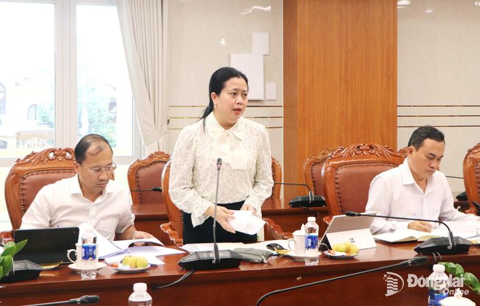 Thành ủy viên, Giám đốc Sở Văn hóa, Thể thao và Du lịch thành phố Lê Thị Ngọc Loan báo cáo tại buổi làm việc. Ảnh: Ngọc Liên