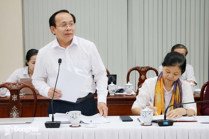 Phó Giám đốc Sở Nội vụ Hà Thanh Tùng báo cáo tại cuộc họp. Ảnh: Hải Quân