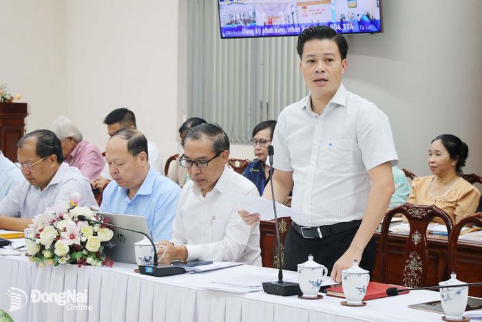 Đại diện các sở, ngành, đơn vị phát biểu ý kiến tại cuộc họp. Ảnh: Hải Quân