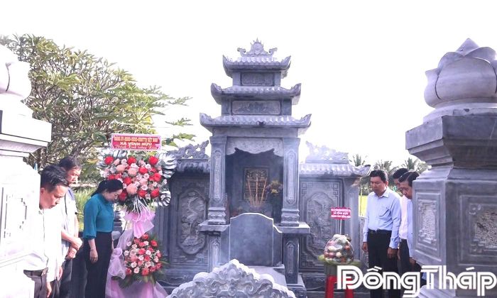 Đoàn lãnh đạo xã Vĩnh Hựu dành phút mặc niệm tưởng nhớ, tri ân công lao, khí tiết kiên cường của Phó Lãnh binh Đặng Khánh Tình.