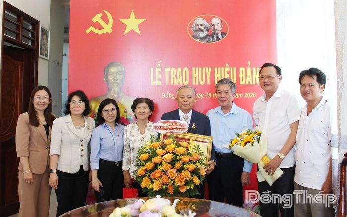 Đồng chí Ngô Chí Cường (thứ 3 từ phải sang) trao Huy hiệu 65 năm tuổi Đảng cho đồng chí Võ Hồng Nhân.