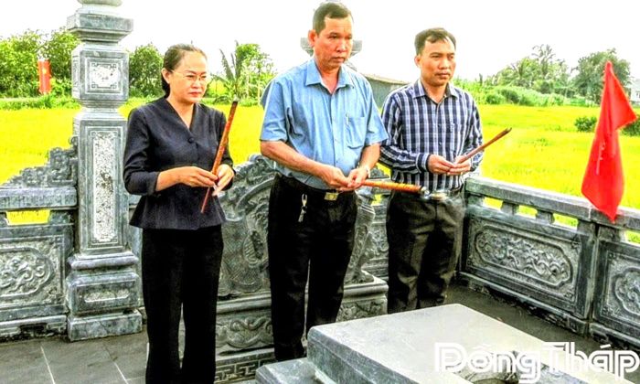 Lãnh đạo xã Đồng Sơn thắp hương tưởng niệm ông Trần Văn Thiện.
