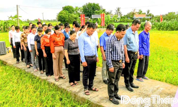Đoàn lãnh đạo và Nhân dân xã Đồng Sơn dành phút mặc niệm tưởng nhớ ông Trần Văn Thiện.